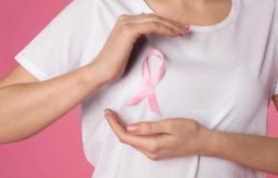 [Infographic] Ai cũng có thể mắc ung thư vú? Ngực lớn có dễ mắc bệnh hơn? – Pharmacity